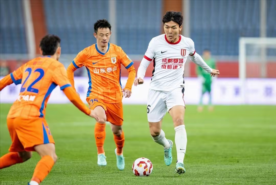 包含赛地聚焦：中超国际比赛日热度飙升，广东宏远状态回暖，震撼外界，临场指挥获称赞的词条